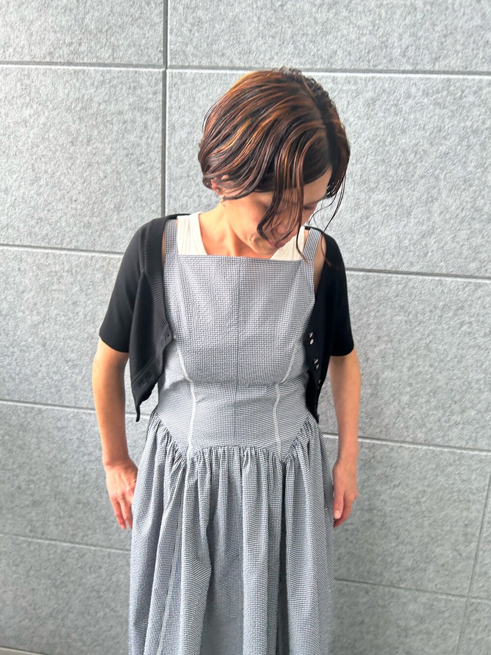 ブラック系のカーディガン/ボレロ、ブルー系のワンピースを着用したレディースの夏コーディネートの5枚目の写真