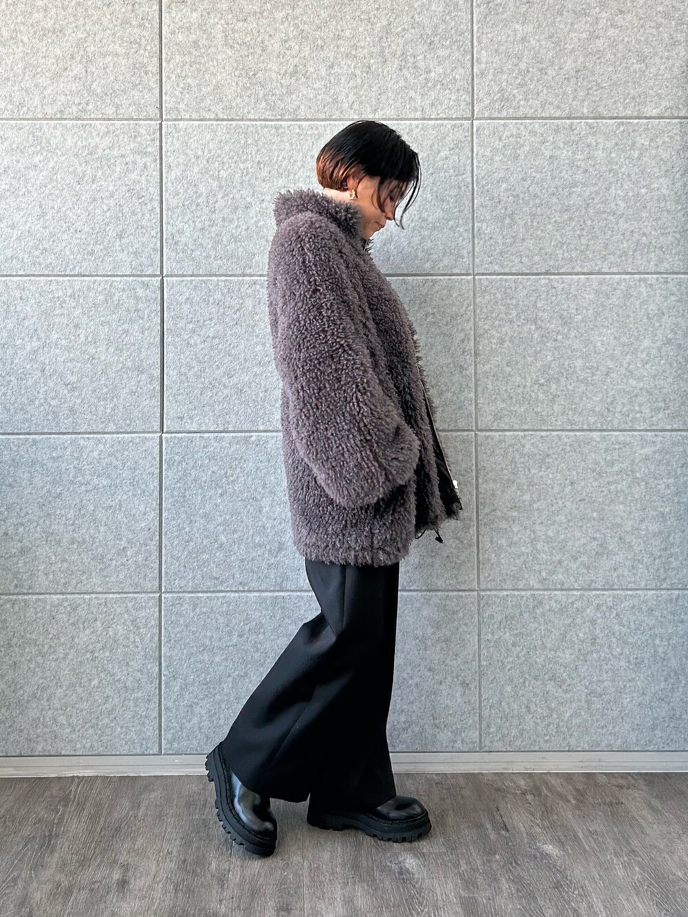 ホワイト系のニット/セーター、グレー系のその他アウター、ブラック系のその他パンツを着用したレディースの冬コーディネートの2枚目の写真