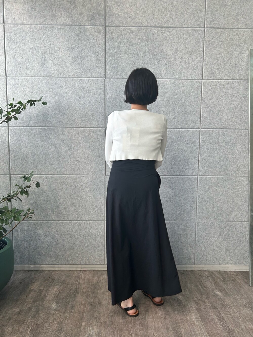 ホワイト系のカーディガン/ボレロ、ブラック系のワンピースを着用したレディースの夏コーディネートの3枚目の写真