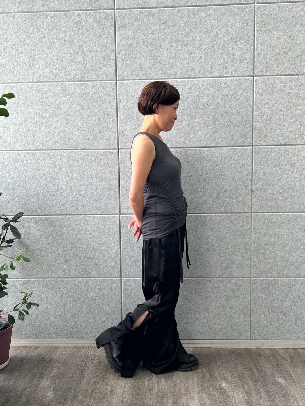 グレー系のタンクトップ、ブラック系のその他パンツを着用したレディースの夏コーディネートの2枚目の写真