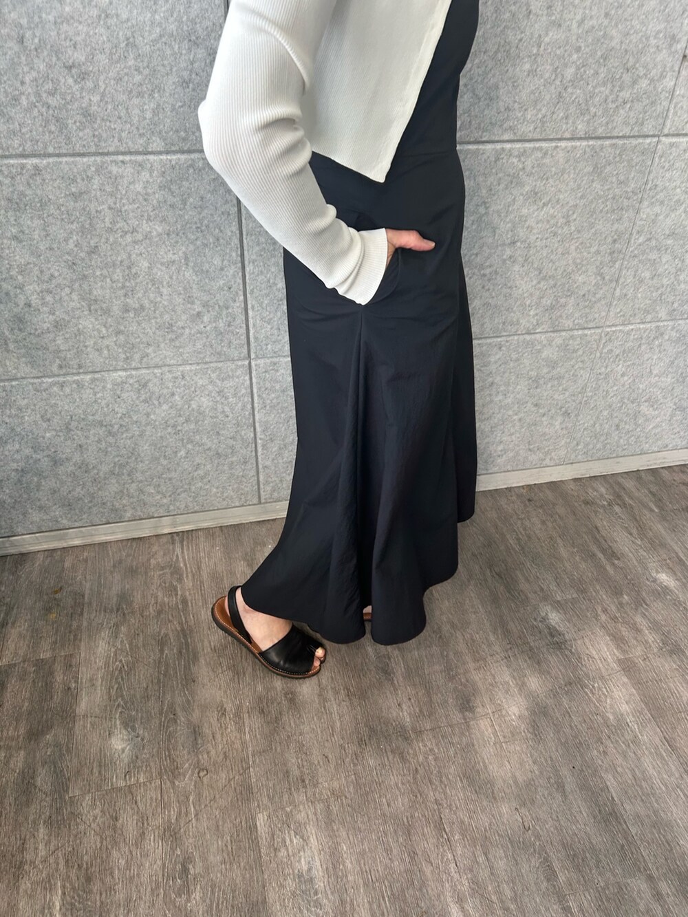 ホワイト系のカーディガン/ボレロ、ブラック系のワンピースを着用したレディースの夏コーディネートの4枚目の写真