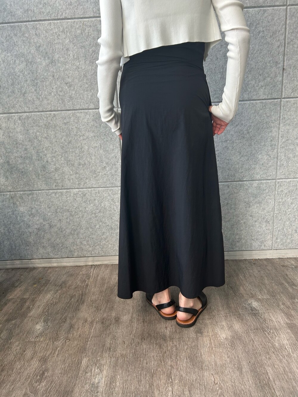 ホワイト系のカーディガン/ボレロ、ブラック系のワンピースを着用したレディースの夏コーディネートの5枚目の写真