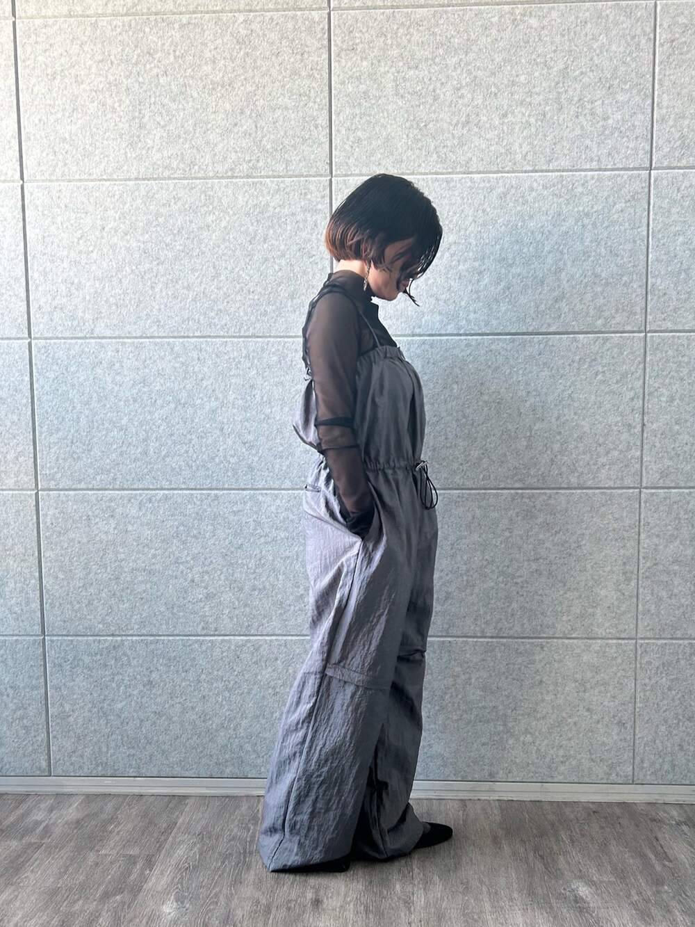 グレー系のサロペット/オーバーオール、ブラック系のTシャツ/カットソーを着用したレディースの春コーディネートの3枚目の写真