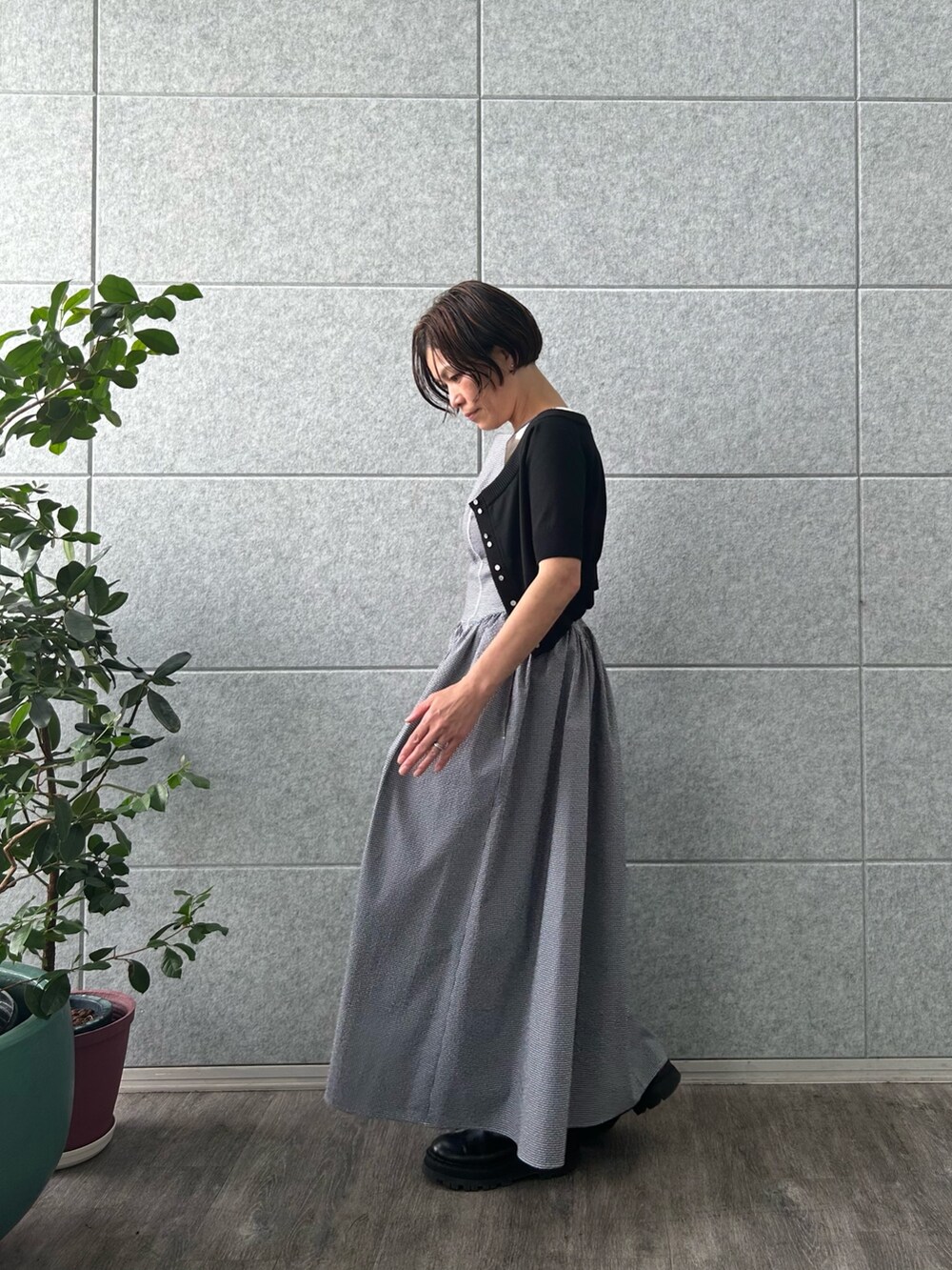 ブラック系のカーディガン/ボレロ、ブルー系のワンピースを着用したレディースの夏コーディネートの2枚目の写真