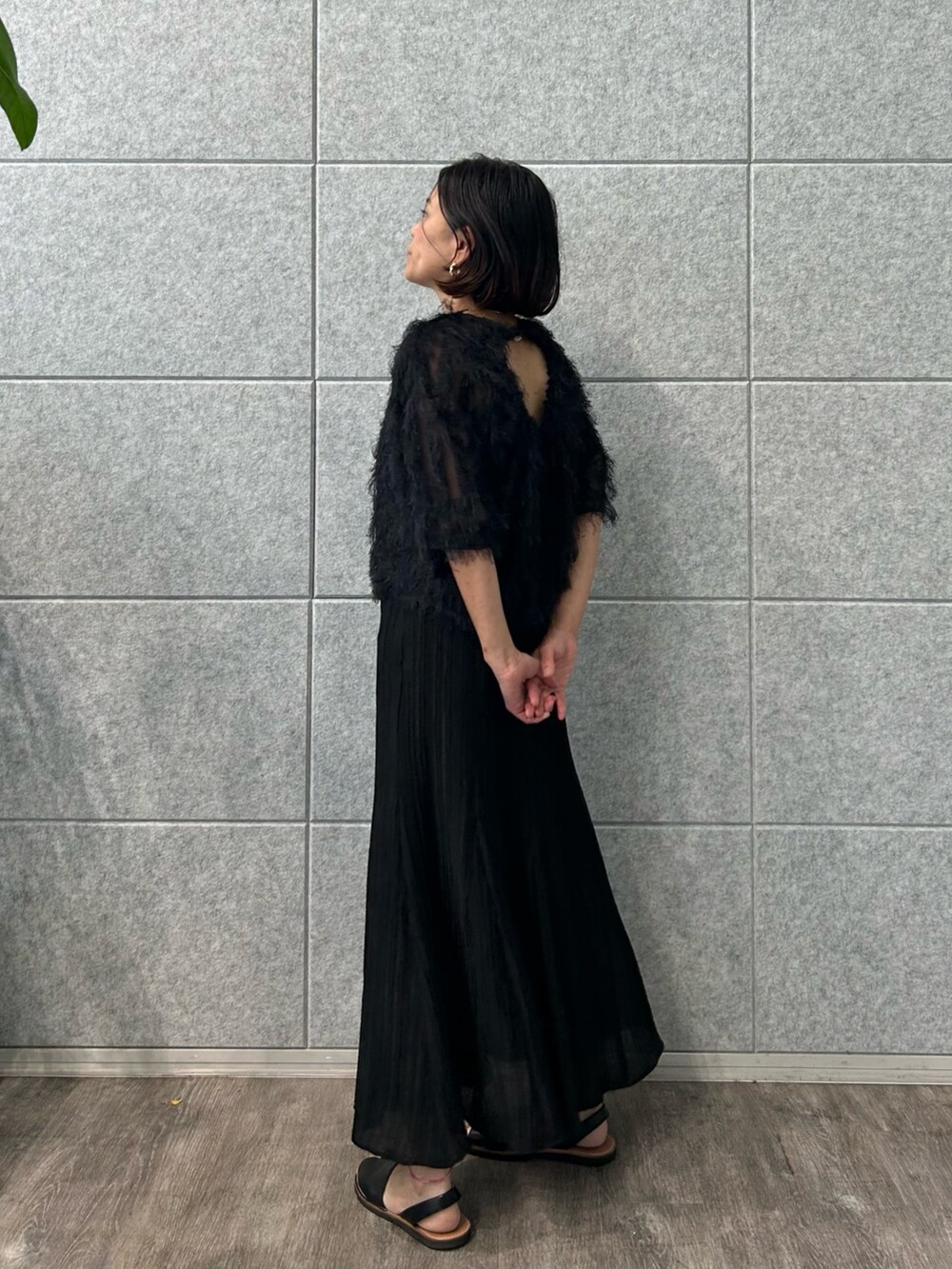 ブラック系のシャツ/ブラウス、ブラック系のスカートを着用したレディースの夏コーディネートの2枚目の写真