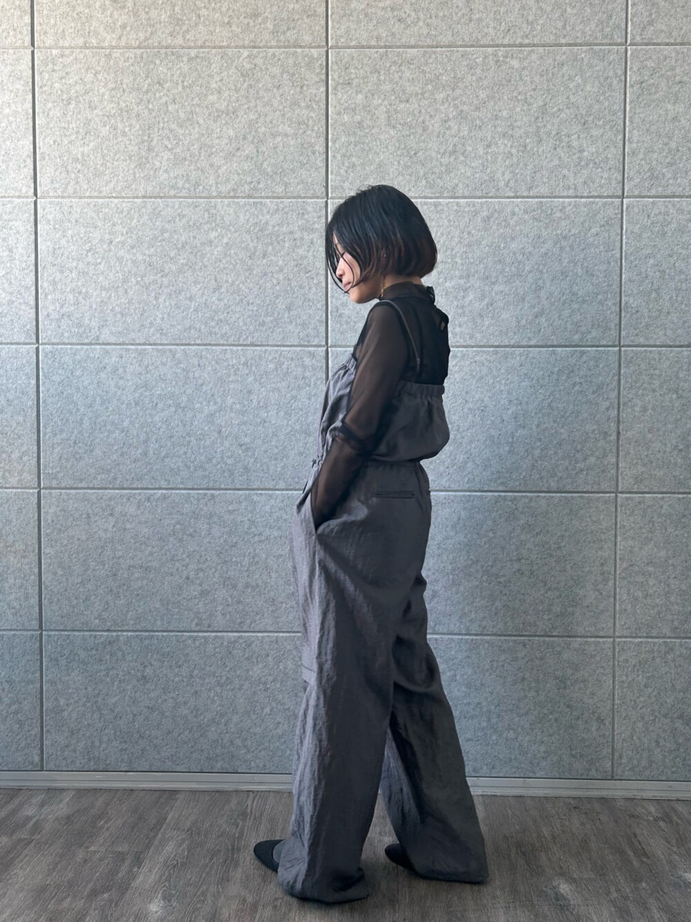 グレー系のサロペット/オーバーオール、ブラック系のTシャツ/カットソーを着用したレディースの春コーディネートの2枚目の写真