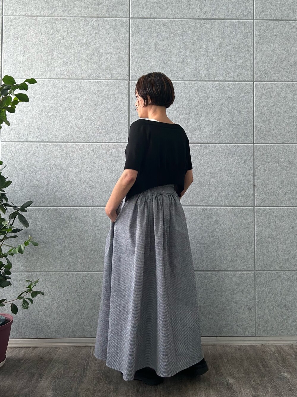 ブラック系のカーディガン/ボレロ、ブルー系のワンピースを着用したレディースの夏コーディネートの3枚目の写真