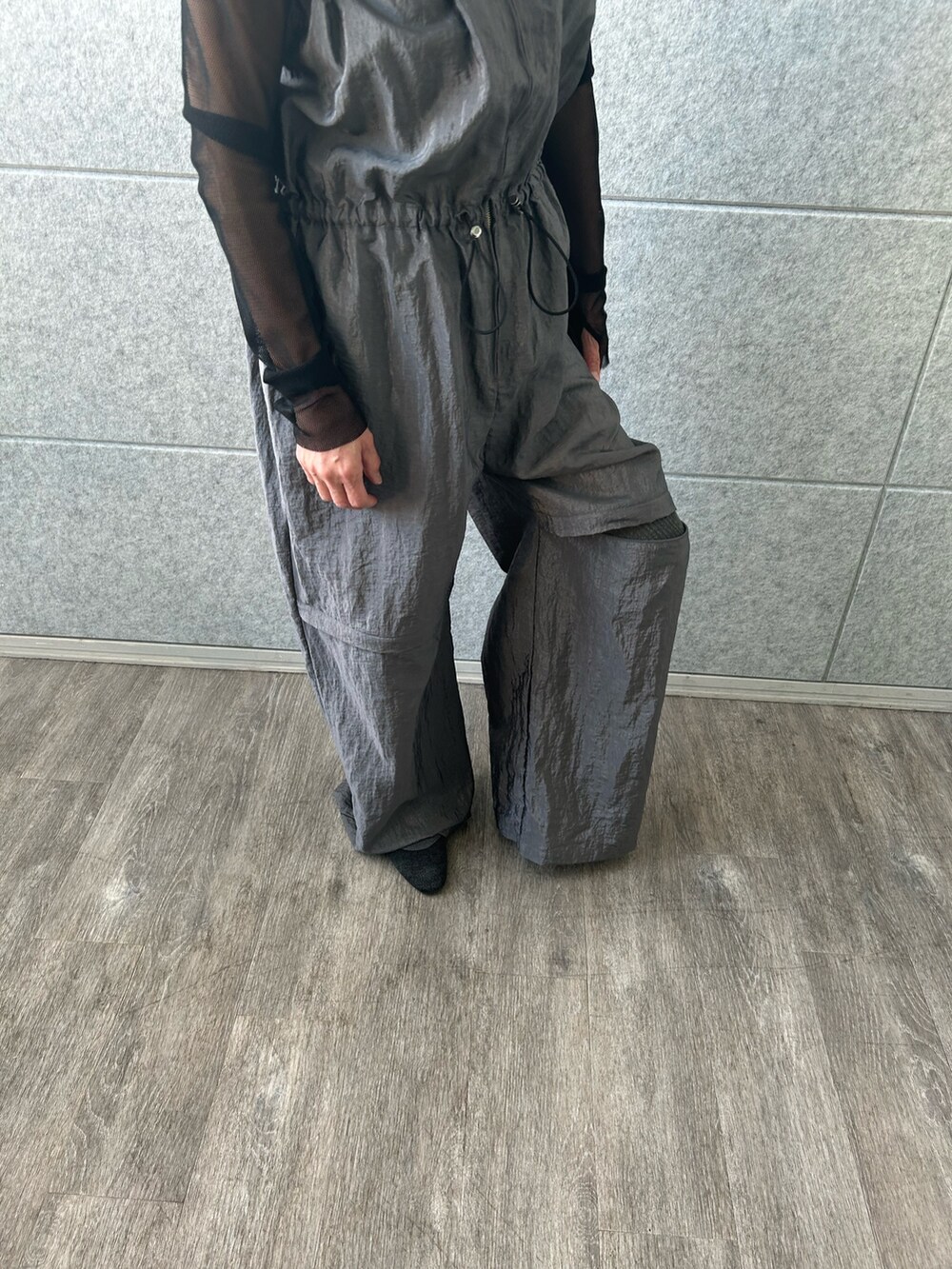 グレー系のサロペット/オーバーオール、ブラック系のTシャツ/カットソーを着用したレディースの春コーディネートの5枚目の写真