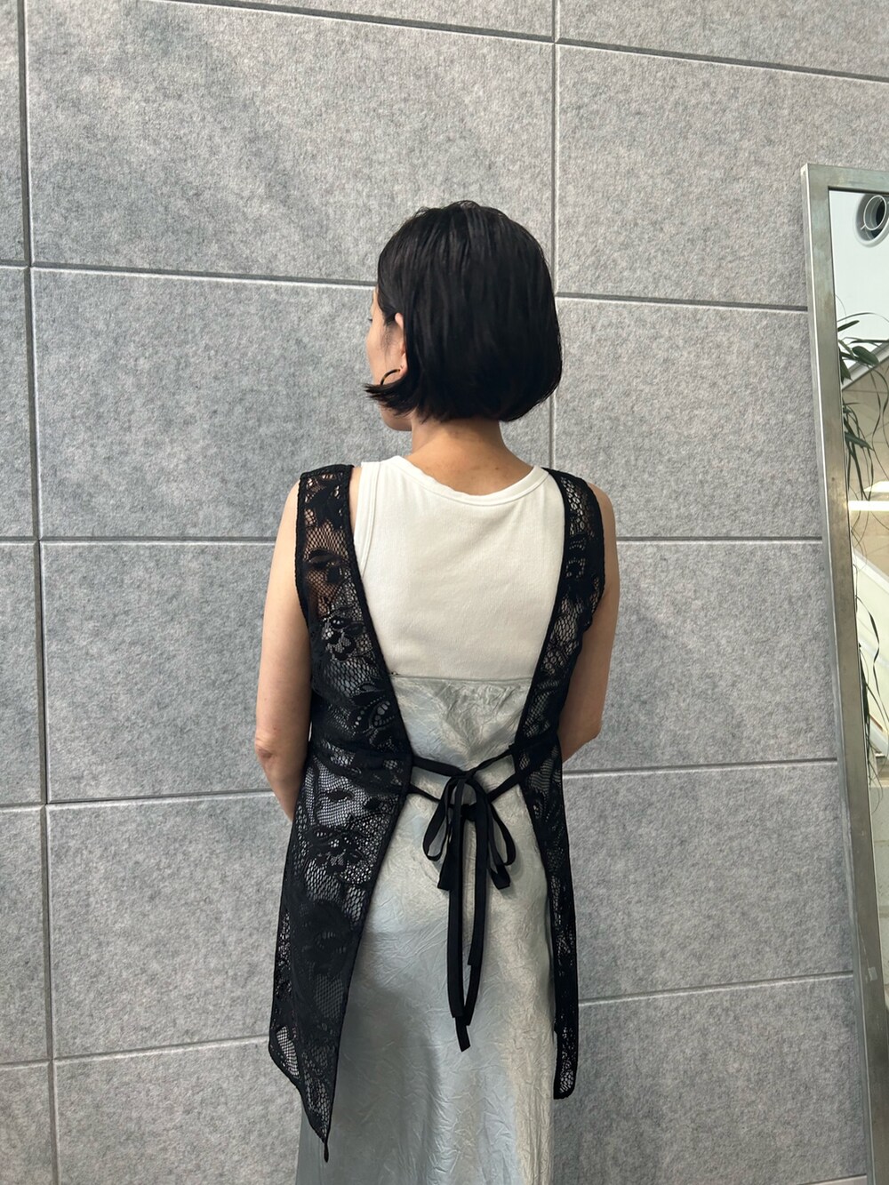 ブラック系のシャツ/ブラウス、グレー系のワンピースを着用したレディースの夏コーディネートの4枚目の写真