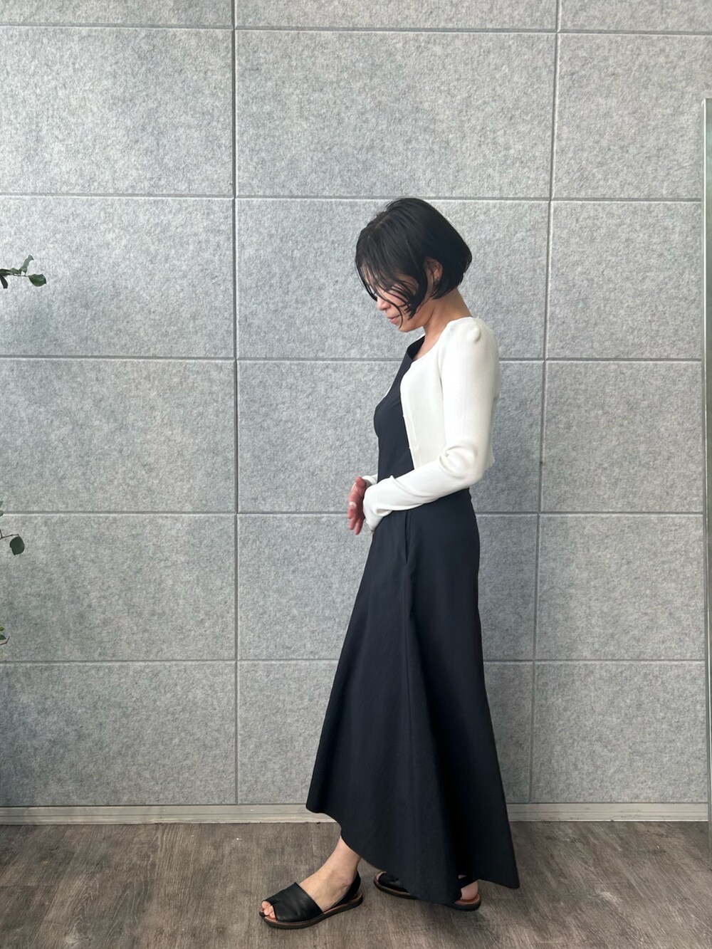 ホワイト系のカーディガン/ボレロ、ブラック系のワンピースを着用したレディースの夏コーディネートの2枚目の写真