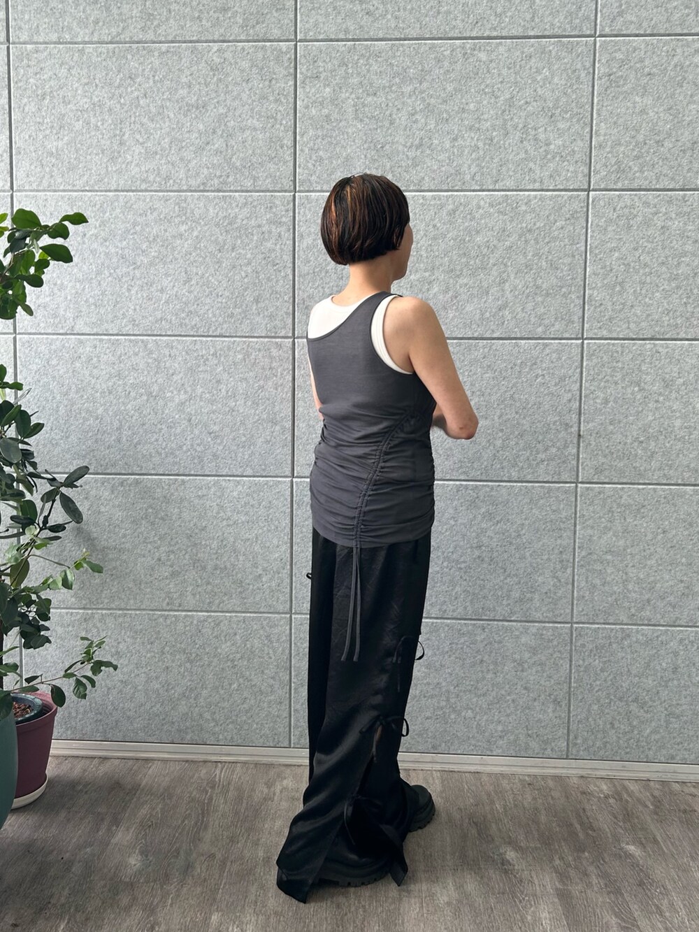 グレー系のタンクトップ、ブラック系のその他パンツを着用したレディースの夏コーディネートの3枚目の写真