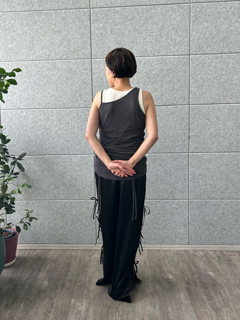 グレー系のタンクトップ、ブラック系のその他パンツを着用したレディースの夏コーディネートの4枚目の写真