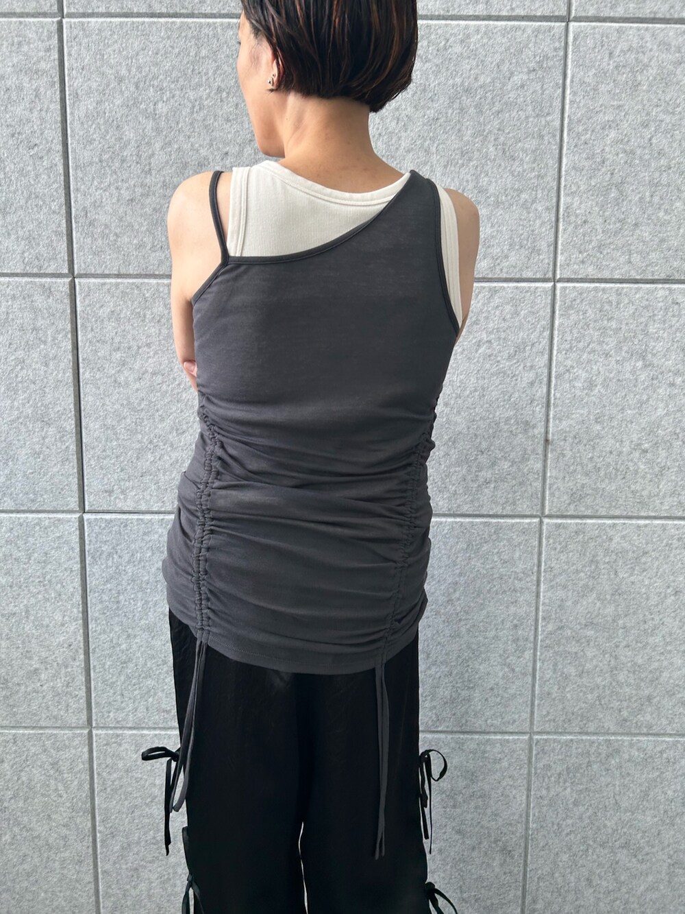 グレー系のタンクトップ、ブラック系のその他パンツを着用したレディースの夏コーディネートの5枚目の写真