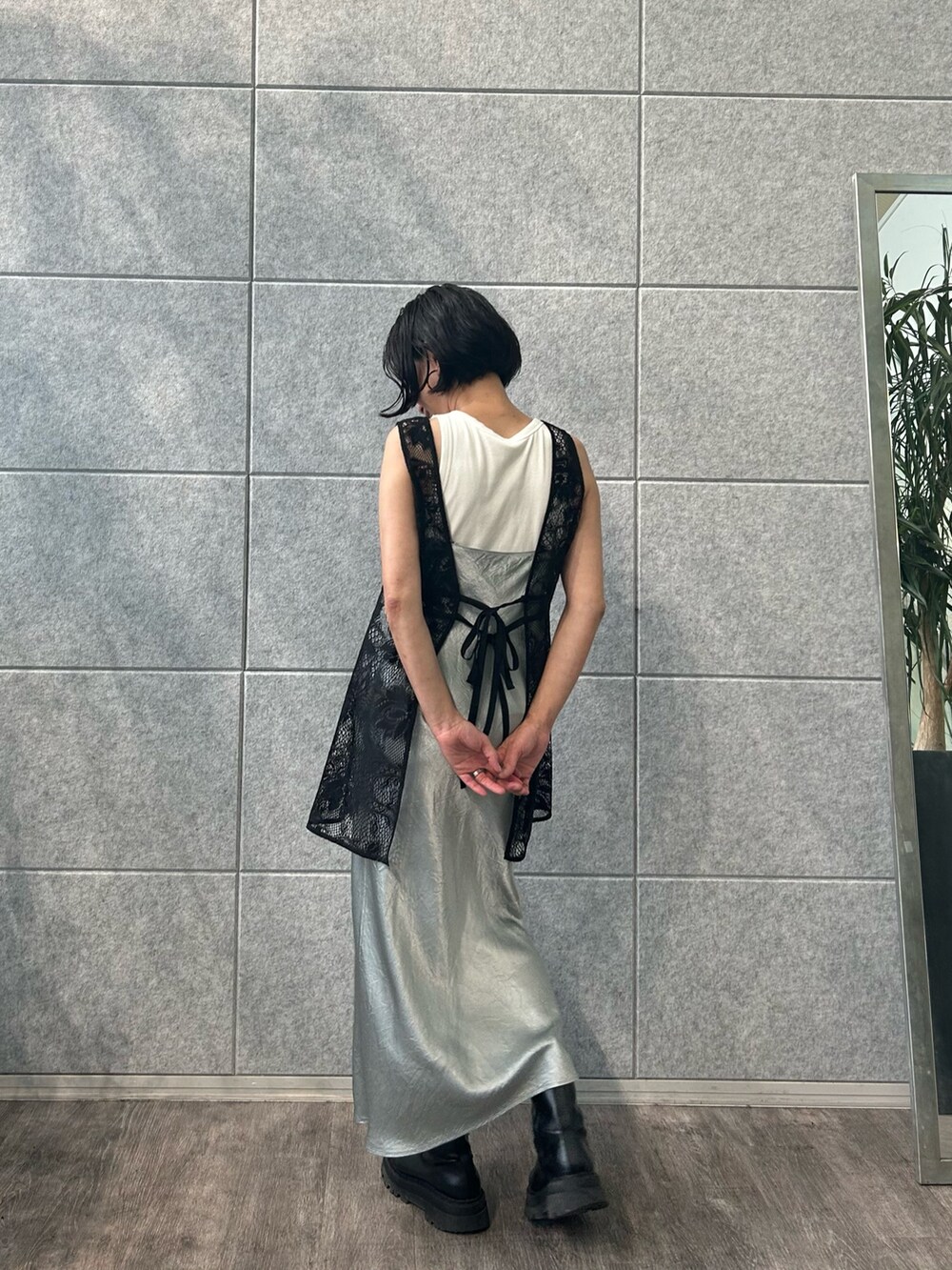 ブラック系のシャツ/ブラウス、グレー系のワンピースを着用したレディースの夏コーディネートの2枚目の写真