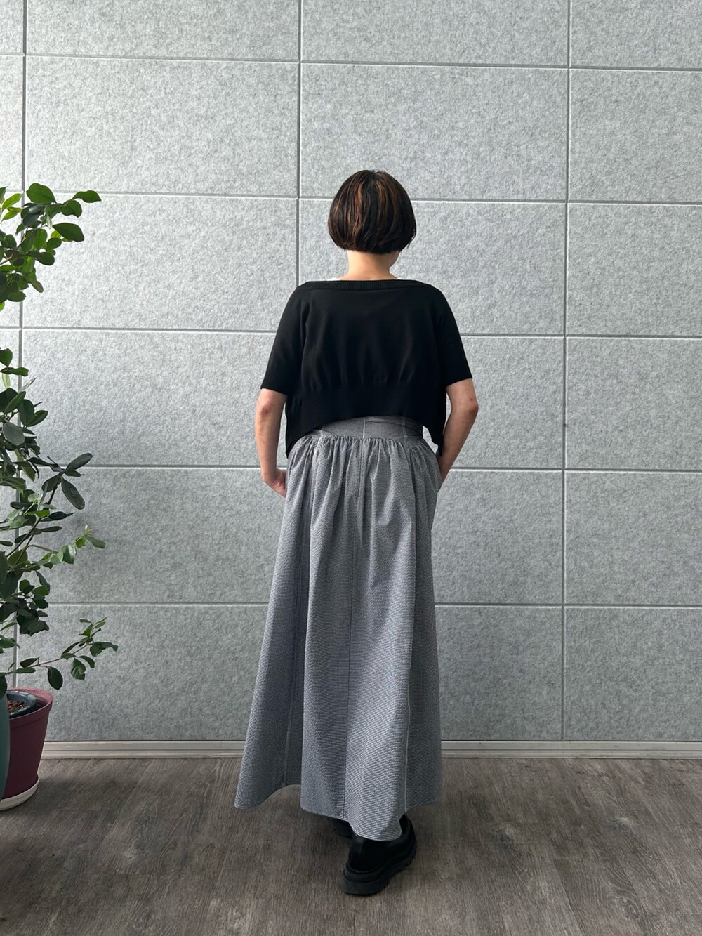 ブラック系のカーディガン/ボレロ、ブルー系のワンピースを着用したレディースの夏コーディネートの4枚目の写真