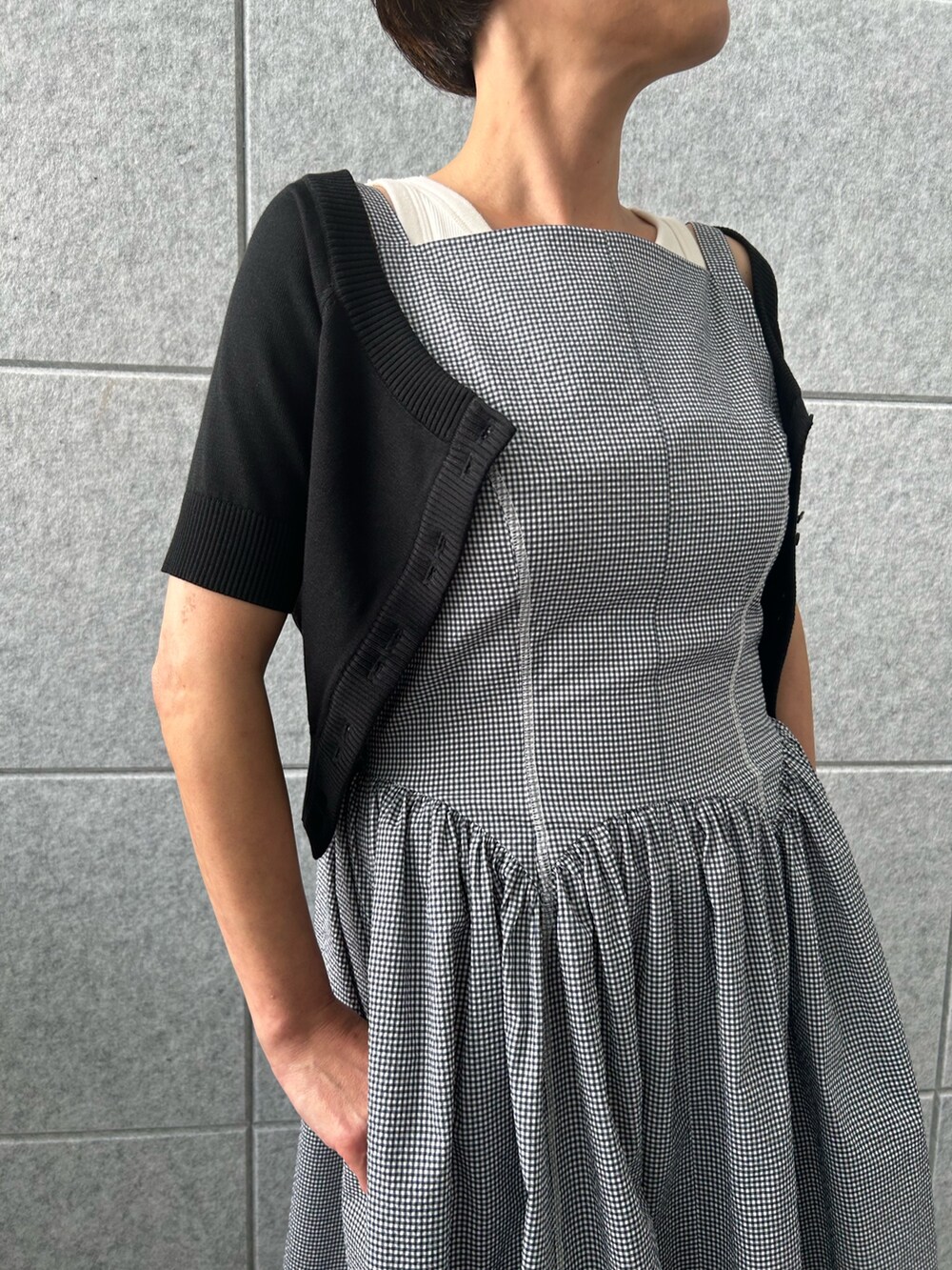 ブラック系のカーディガン/ボレロ、ブルー系のワンピースを着用したレディースの夏コーディネートの6枚目の写真