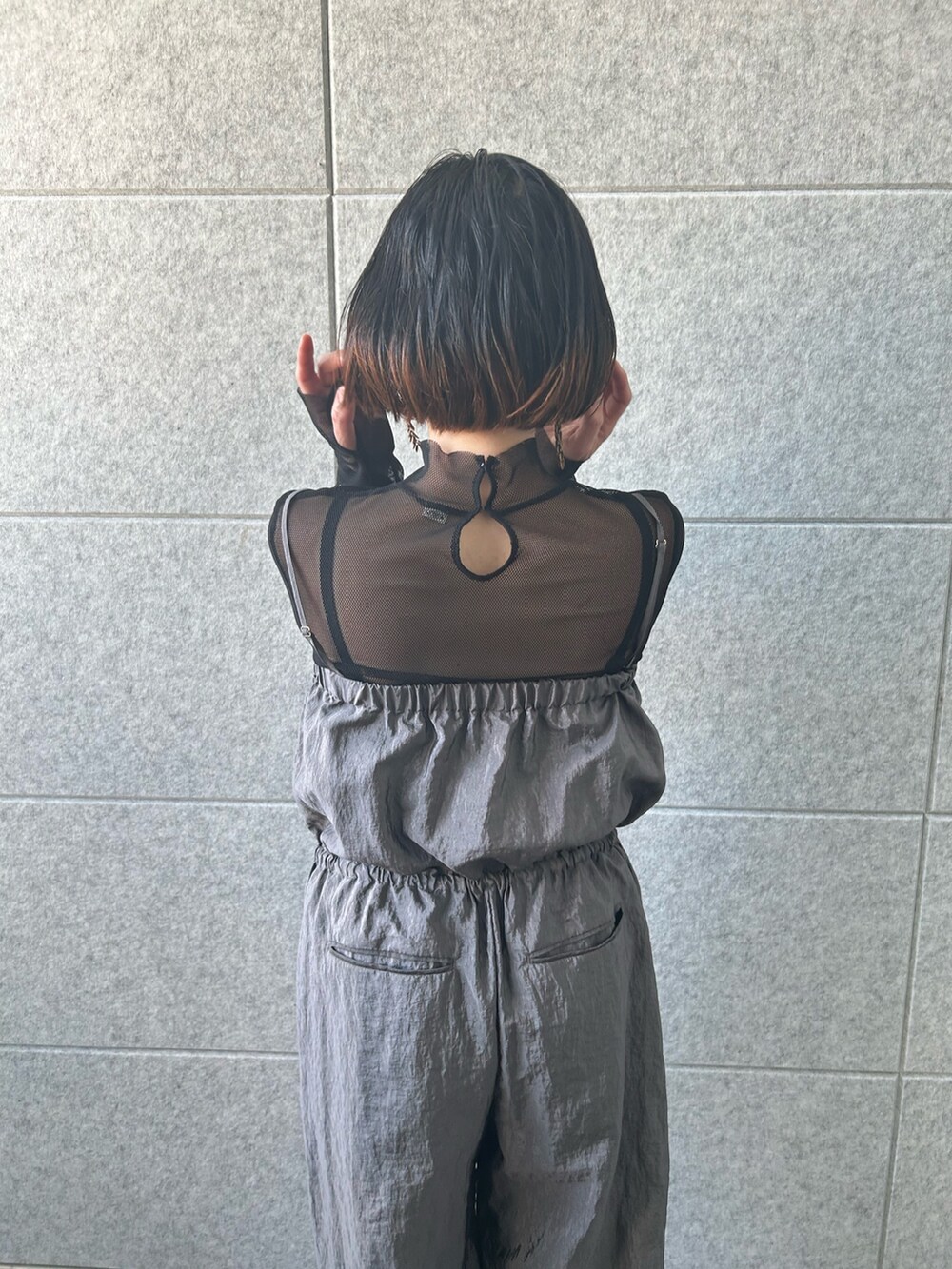 グレー系のサロペット/オーバーオール、ブラック系のTシャツ/カットソーを着用したレディースの春コーディネートの4枚目の写真