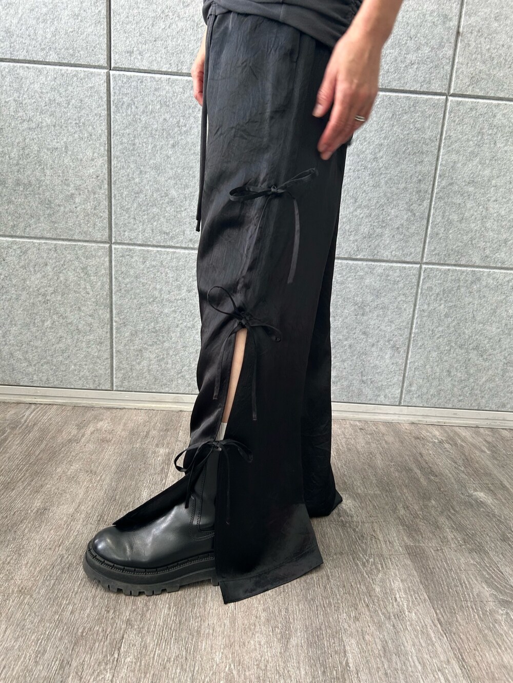 グレー系のタンクトップ、ブラック系のその他パンツを着用したレディースの夏コーディネートの6枚目の写真