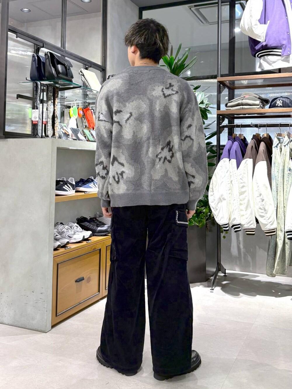 ブラック系のドレスシューズ、グレー系のニット/セーター、ホワイト系のブルゾンを着用したメンズの冬コーディネートの4枚目の写真