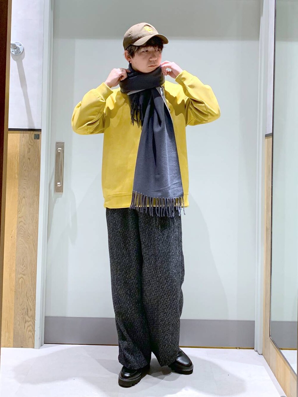 ブラック系のドレスシューズ、グレー系のスラックス、グレー系のダウンジャケット/コートを着用したメンズの冬コーディネートの3枚目の写真