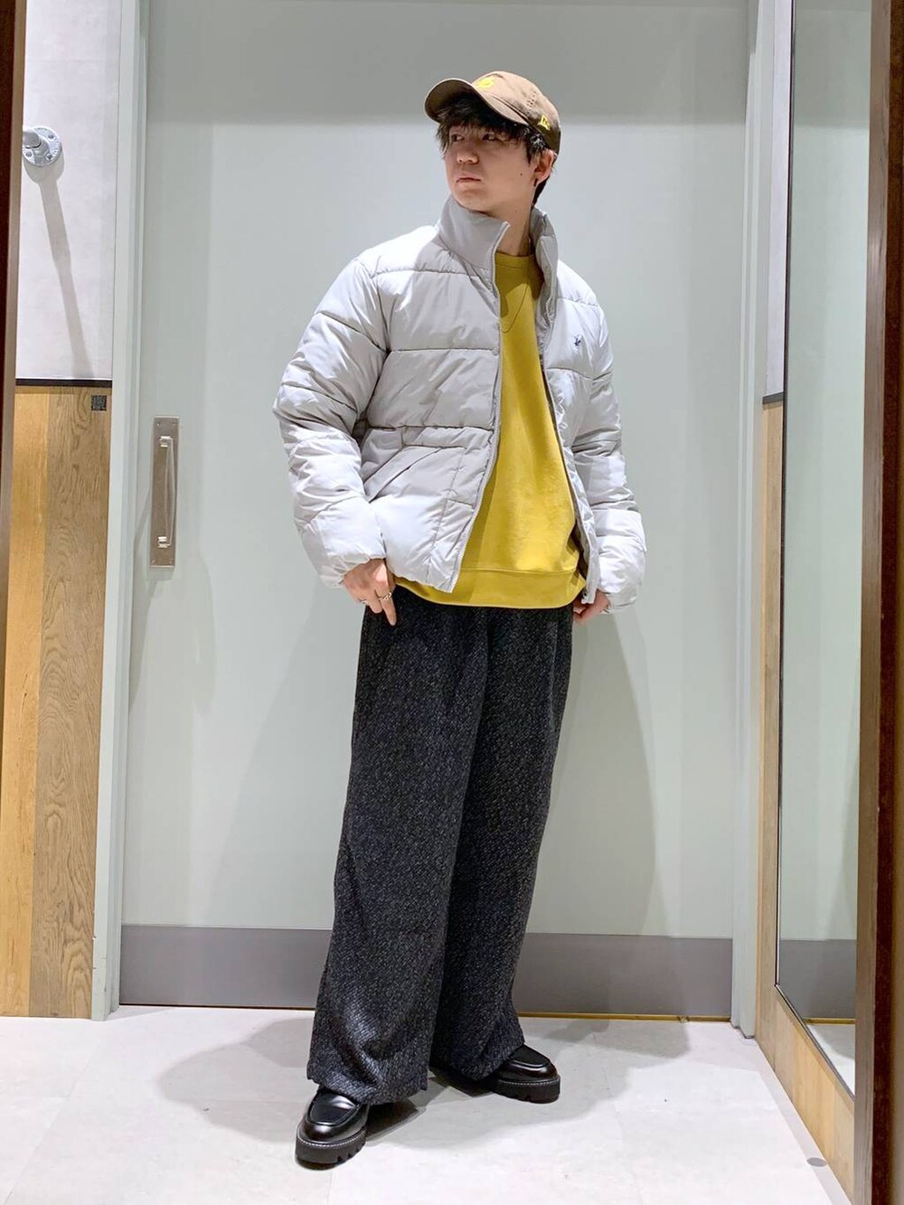 ブラック系のドレスシューズ、グレー系のスラックス、グレー系のダウンジャケット/コートを着用したメンズの冬コーディネートの9枚目の写真