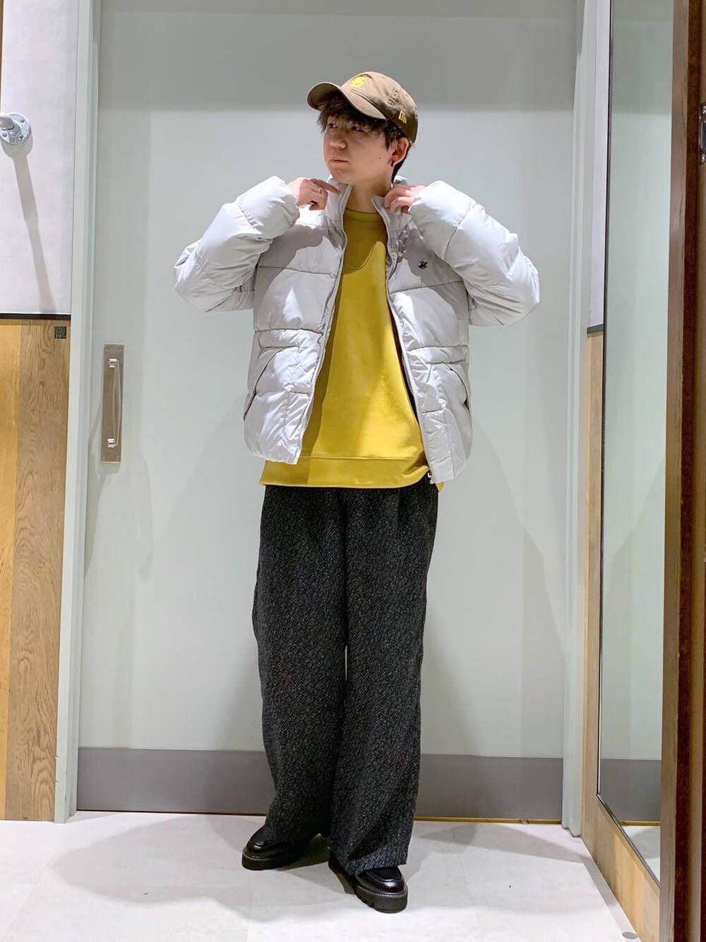 ブラック系のドレスシューズ、グレー系のスラックス、グレー系のダウンジャケット/コートを着用したメンズの冬コーディネートの10枚目の写真