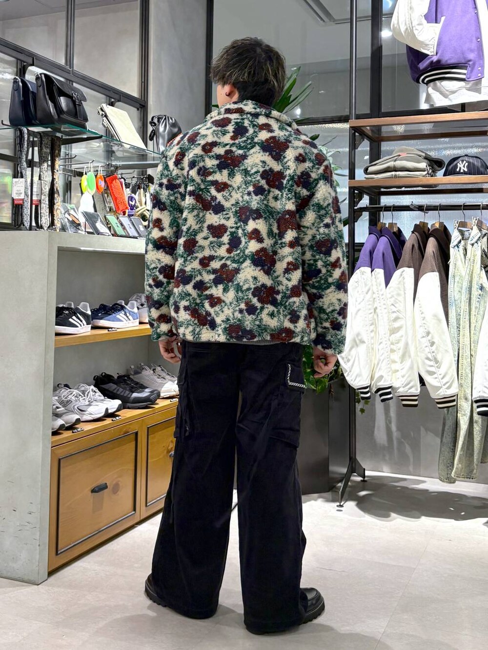 ブラック系のドレスシューズ、グレー系のニット/セーター、ホワイト系のブルゾンを着用したメンズの冬コーディネートの9枚目の写真