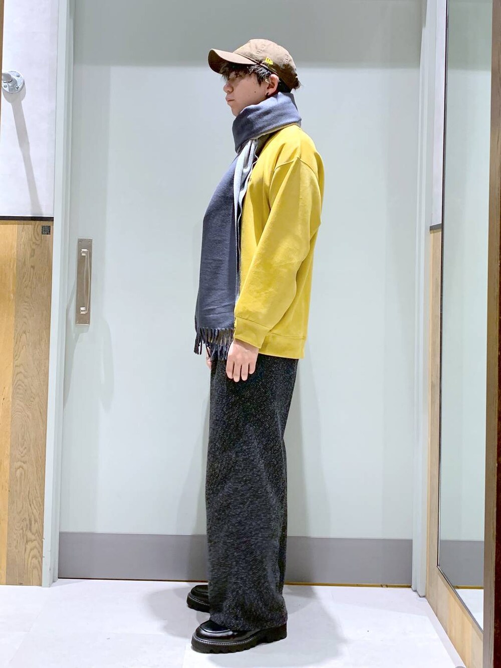 ブラック系のドレスシューズ、グレー系のスラックス、グレー系のダウンジャケット/コートを着用したメンズの冬コーディネートの4枚目の写真