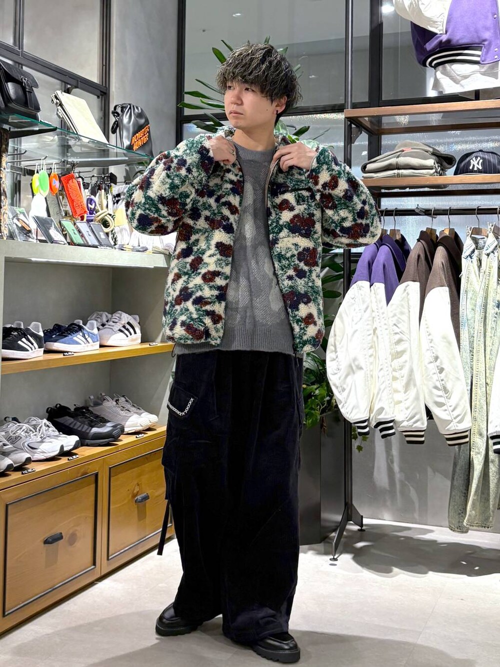 ブラック系のドレスシューズ、グレー系のニット/セーター、ホワイト系のブルゾンを着用したメンズの冬コーディネートの8枚目の写真