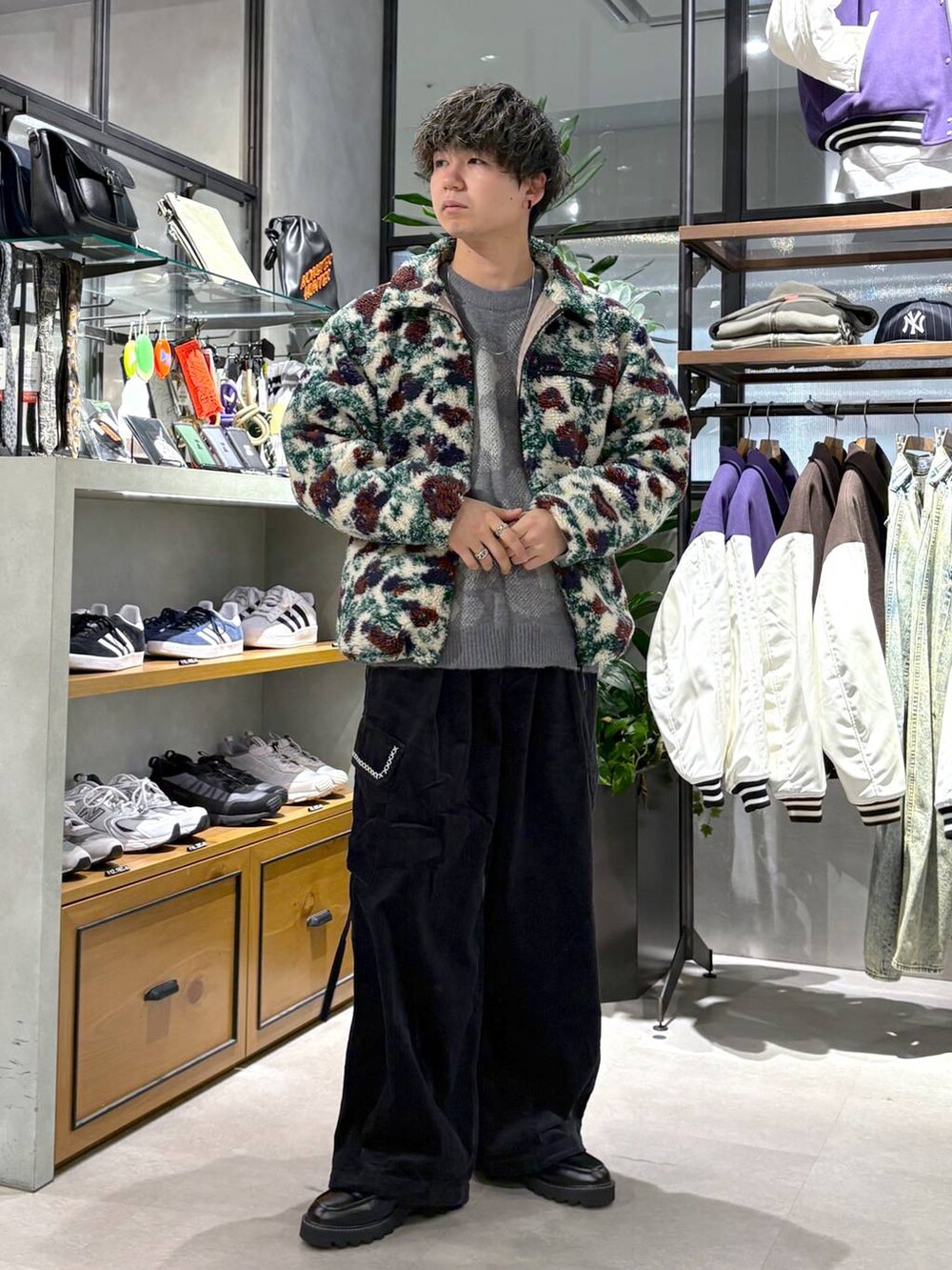 ブラック系のドレスシューズ、グレー系のニット/セーター、ホワイト系のブルゾンを着用したメンズの冬コーディネートの10枚目の写真