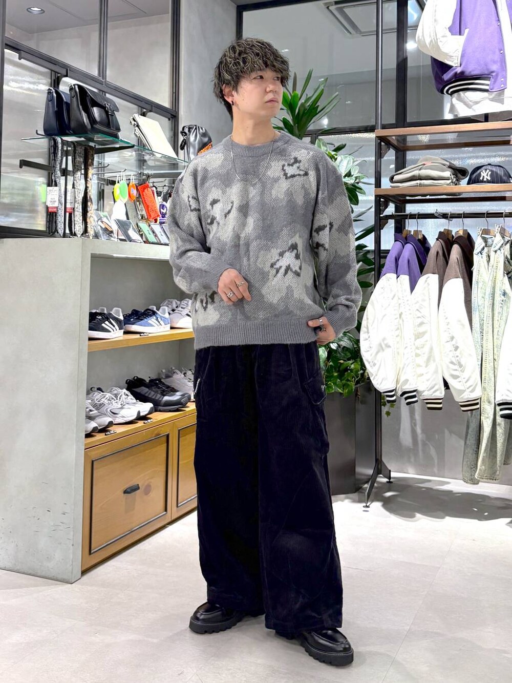 ブラック系のドレスシューズ、グレー系のニット/セーター、ホワイト系のブルゾンを着用したメンズの冬コーディネートの6枚目の写真