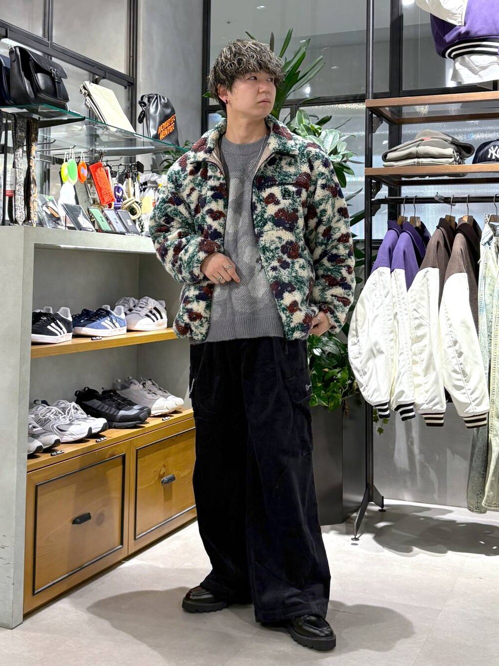 ブラック系のドレスシューズ、グレー系のニット/セーター、ホワイト系のブルゾンを着用したメンズの冬コーディネートの7枚目の写真