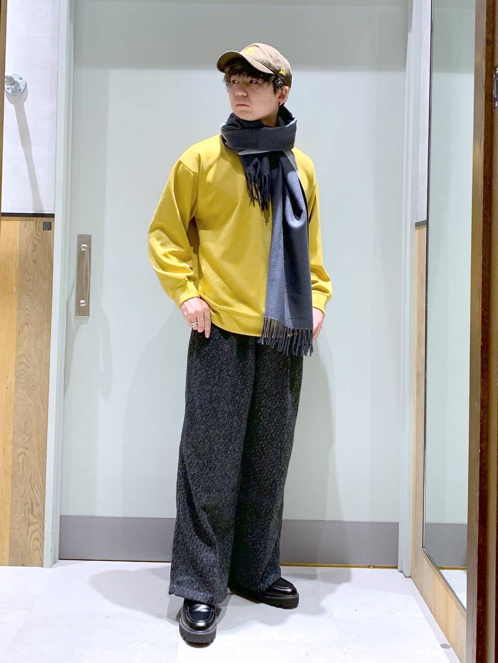 ブラック系のドレスシューズ、グレー系のスラックス、グレー系のダウンジャケット/コートを着用したメンズの冬コーディネートの2枚目の写真