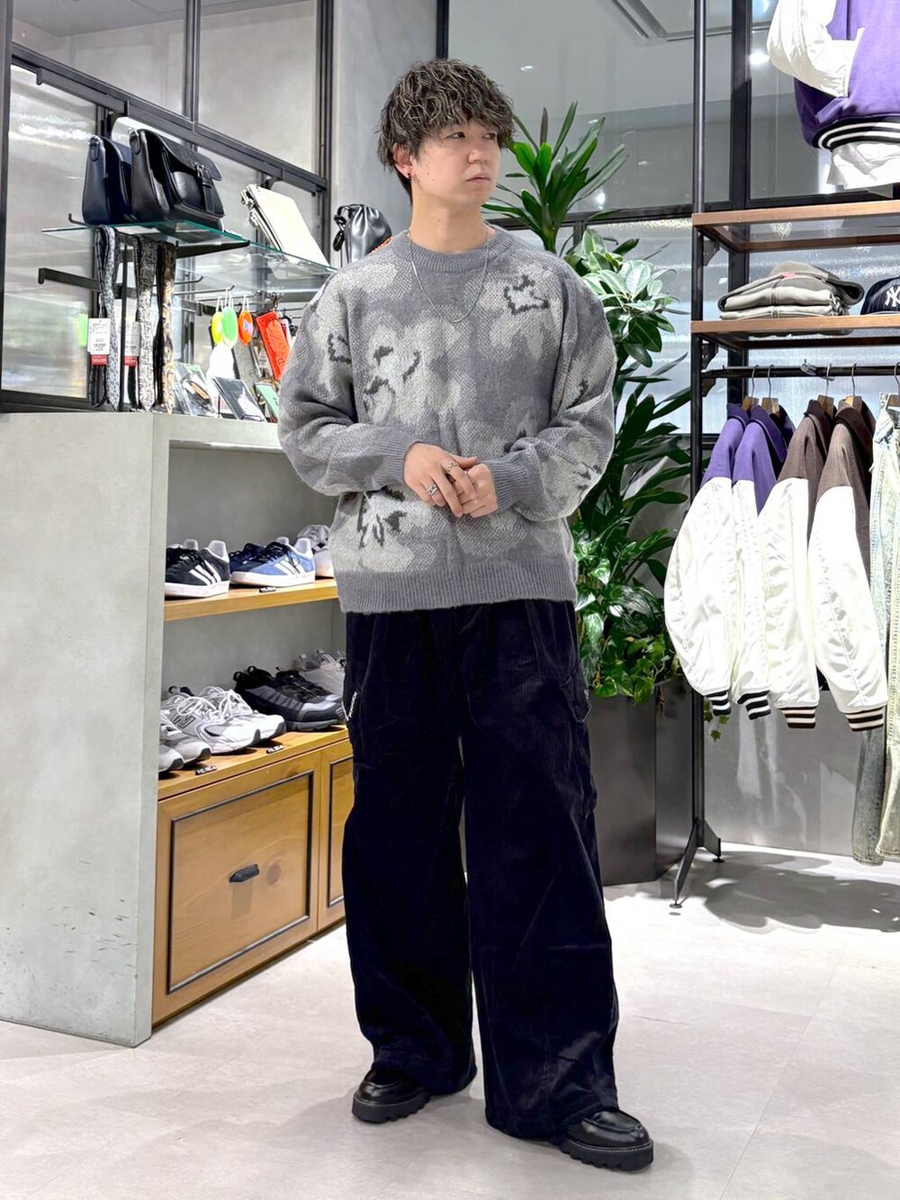 ブラック系のドレスシューズ、グレー系のニット/セーター、ホワイト系のブルゾンを着用したメンズの冬コーディネートの5枚目の写真