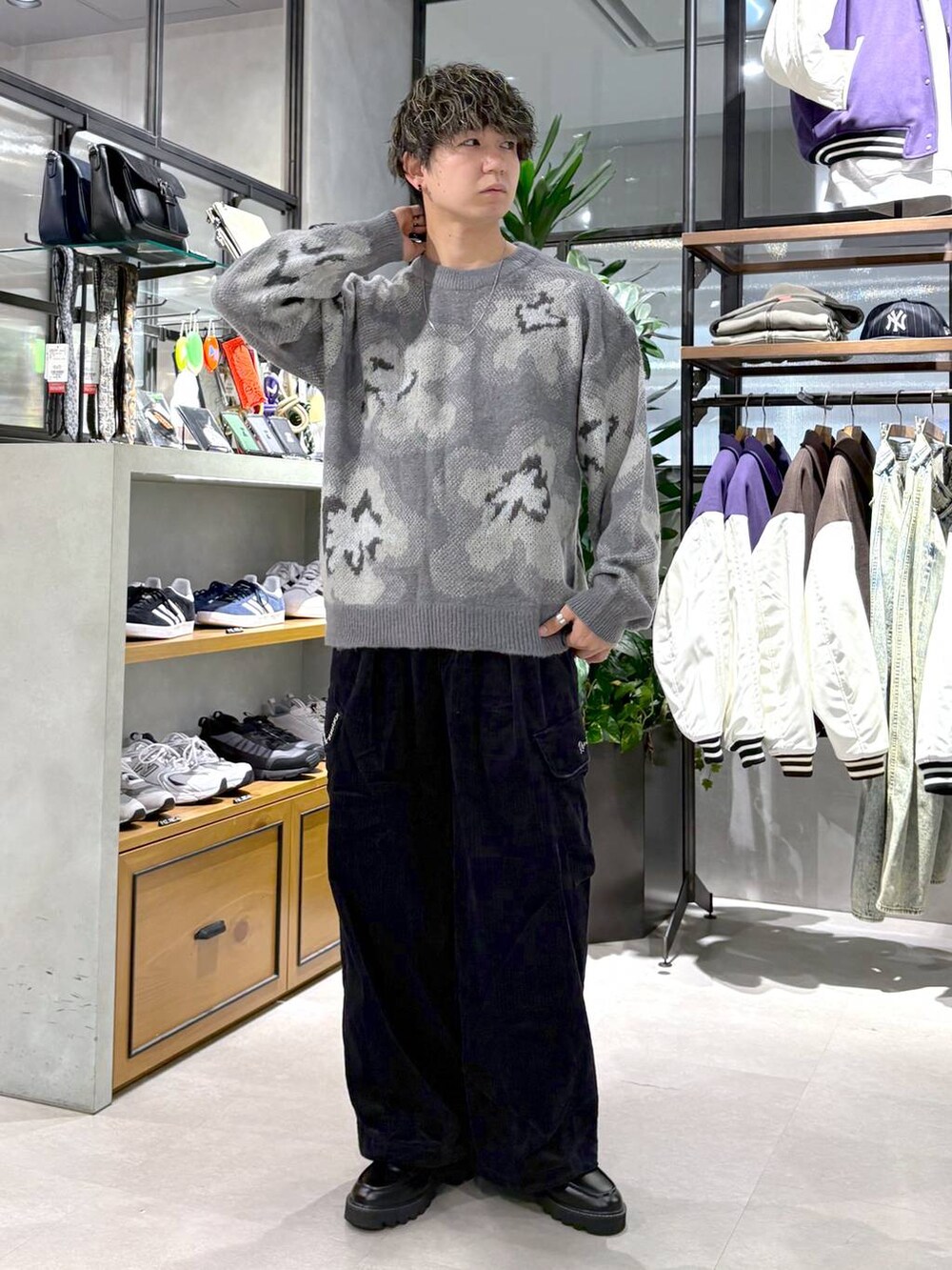 ブラック系のドレスシューズ、グレー系のニット/セーター、ホワイト系のブルゾンを着用したメンズの冬コーディネートの2枚目の写真