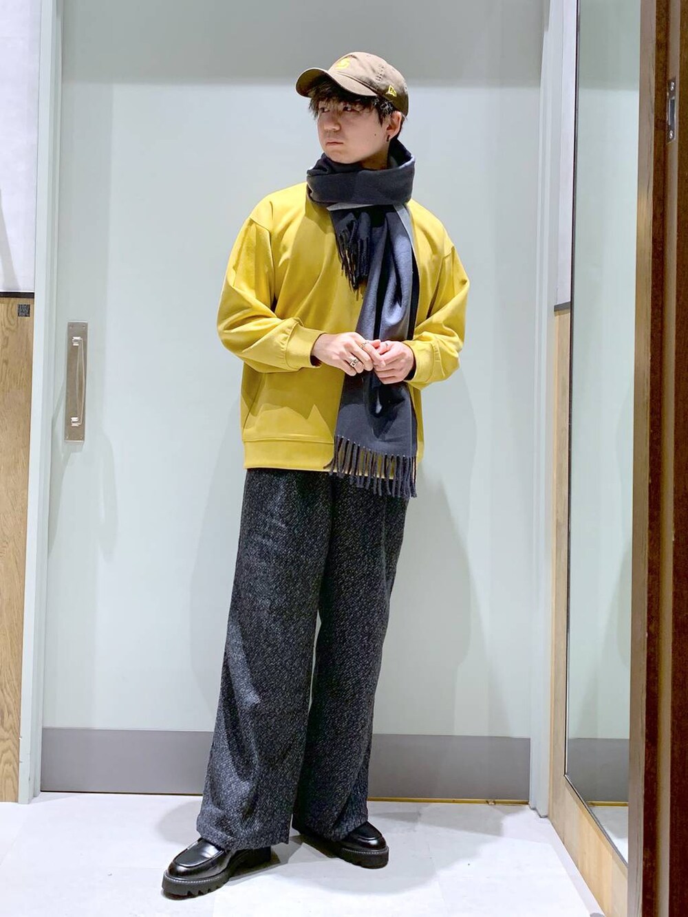 ブラック系のドレスシューズ、グレー系のスラックス、グレー系のダウンジャケット/コートを着用したメンズの冬コーディネートの7枚目の写真