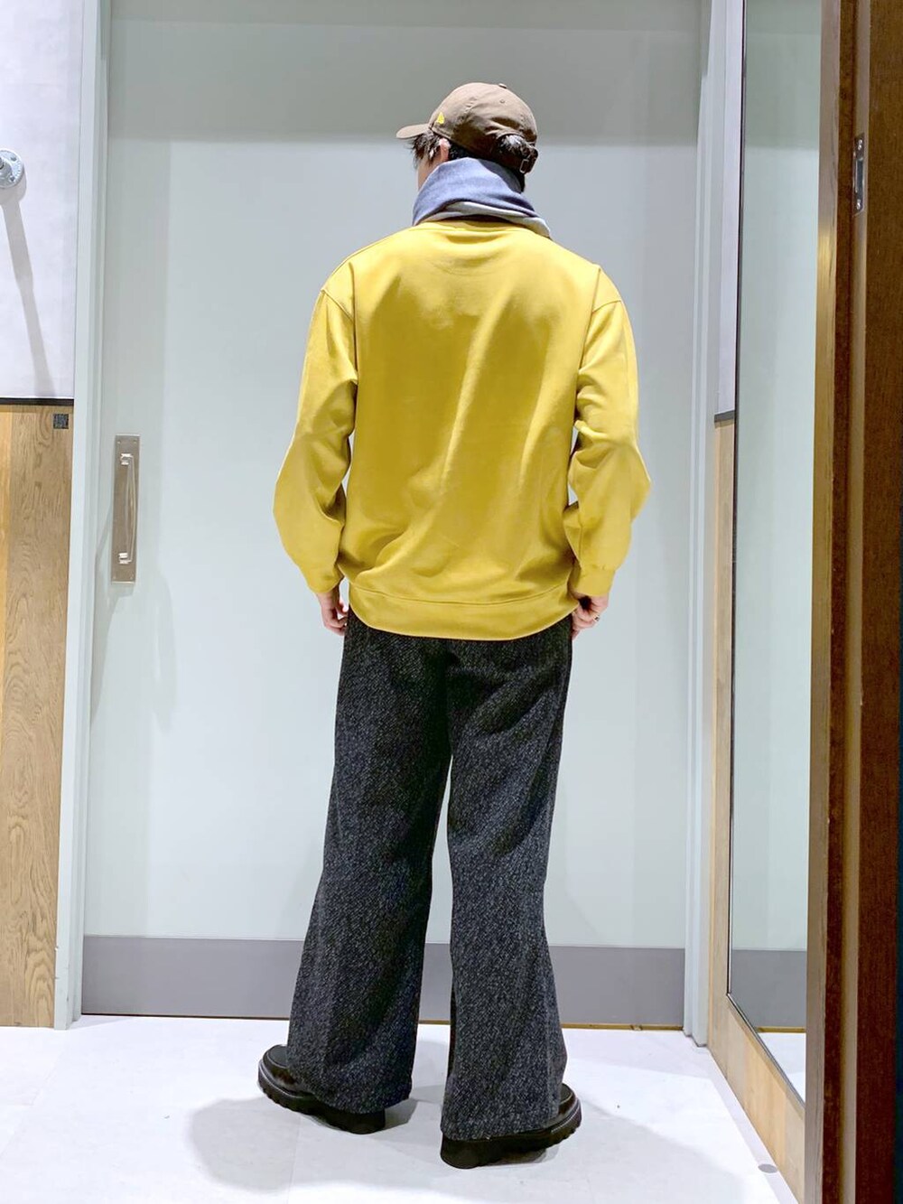 ブラック系のドレスシューズ、グレー系のスラックス、グレー系のダウンジャケット/コートを着用したメンズの冬コーディネートの5枚目の写真