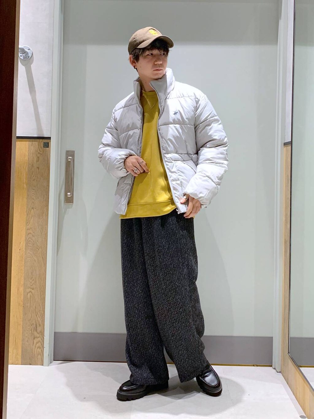 ブラック系のドレスシューズ、グレー系のスラックス、グレー系のダウンジャケット/コートを着用したメンズの冬コーディネートの8枚目の写真