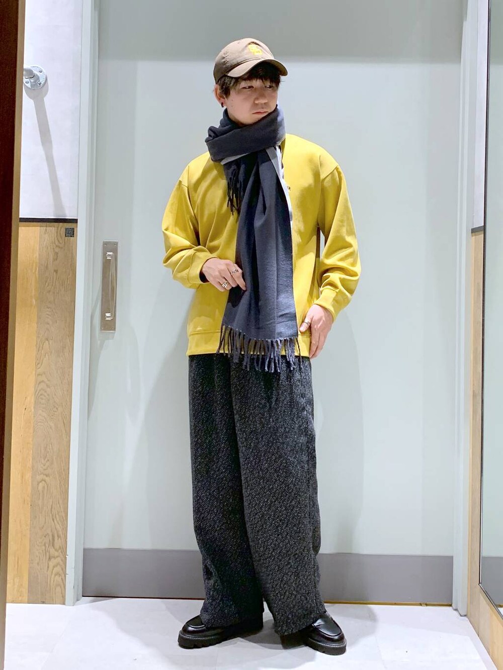 ブラック系のドレスシューズ、グレー系のスラックス、グレー系のダウンジャケット/コートを着用したメンズの冬コーディネートの6枚目の写真