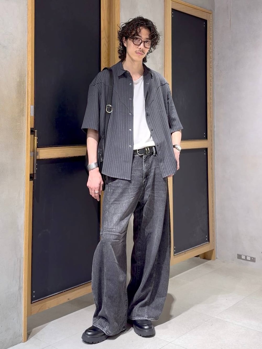 その他のドレスシューズ、ブラック系のショルダーバッグ、グレー系のデニムパンツを着用したメンズの夏コーディネートの2枚目の写真