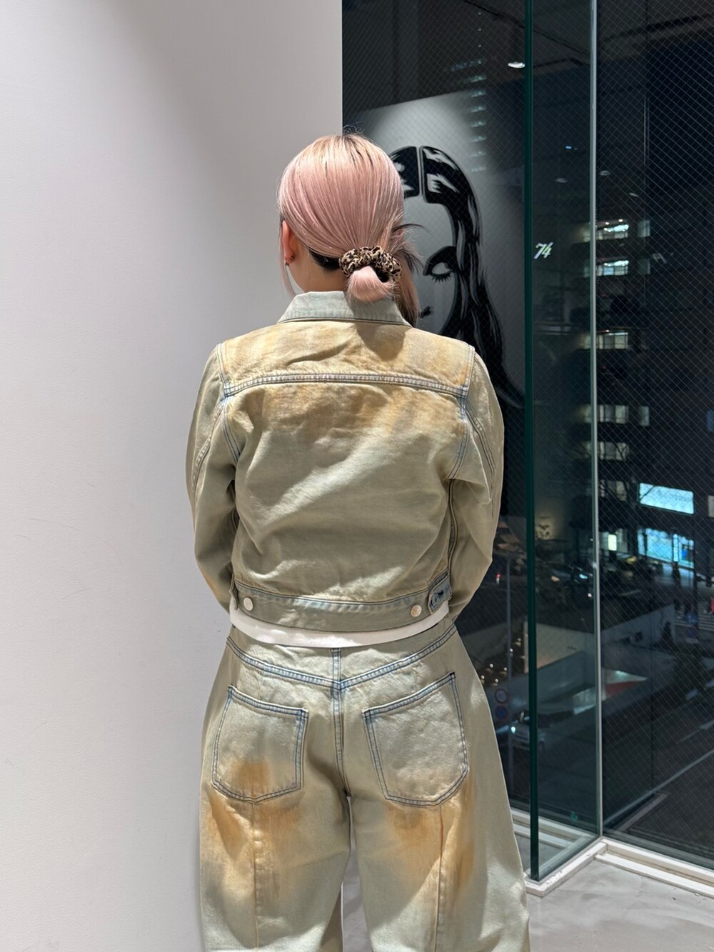 ブルー系のデニムパンツ、ブルー系のデニムジャケット、ホワイト系のTシャツ/カットソーを着用したレディースの冬コーディネートの4枚目の写真