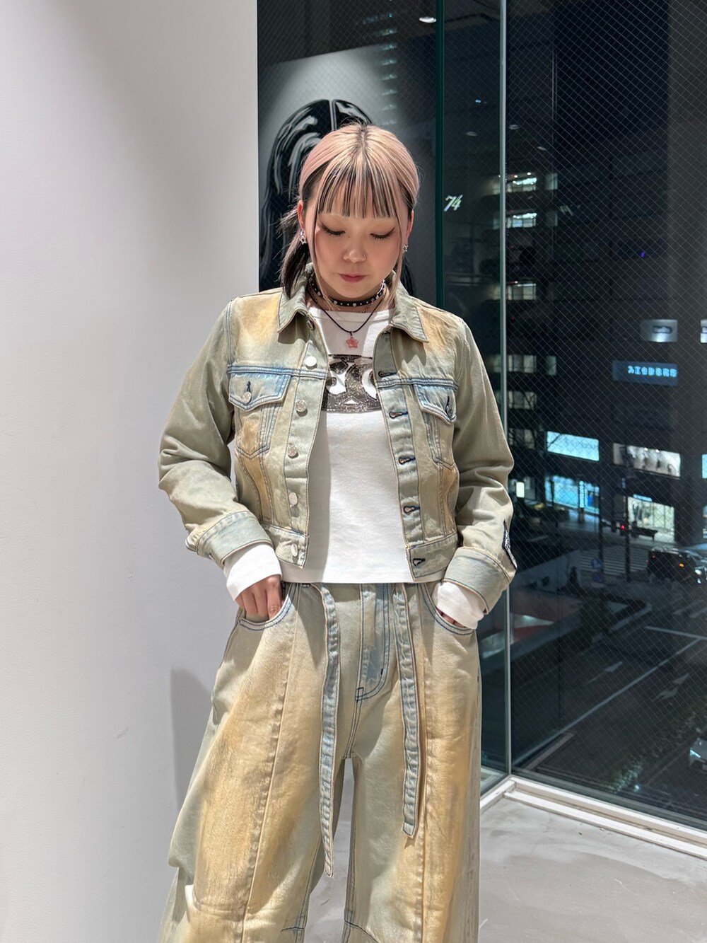 ブルー系のデニムパンツ、ブルー系のデニムジャケット、ホワイト系のTシャツ/カットソーを着用したレディースの冬コーディネートの3枚目の写真