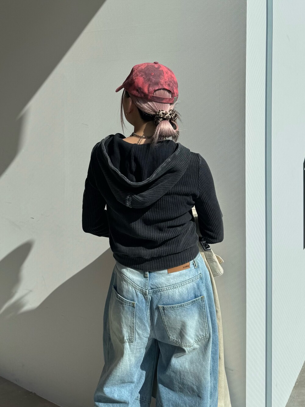 ブルー系のデニムパンツ、ブラック系のパーカー、ベージュ系のトレンチコートを着用したレディースの冬コーディネートの8枚目の写真