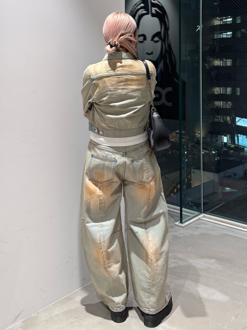 ブルー系のデニムパンツ、ブルー系のデニムジャケット、ホワイト系のTシャツ/カットソーを着用したレディースの冬コーディネートの2枚目の写真