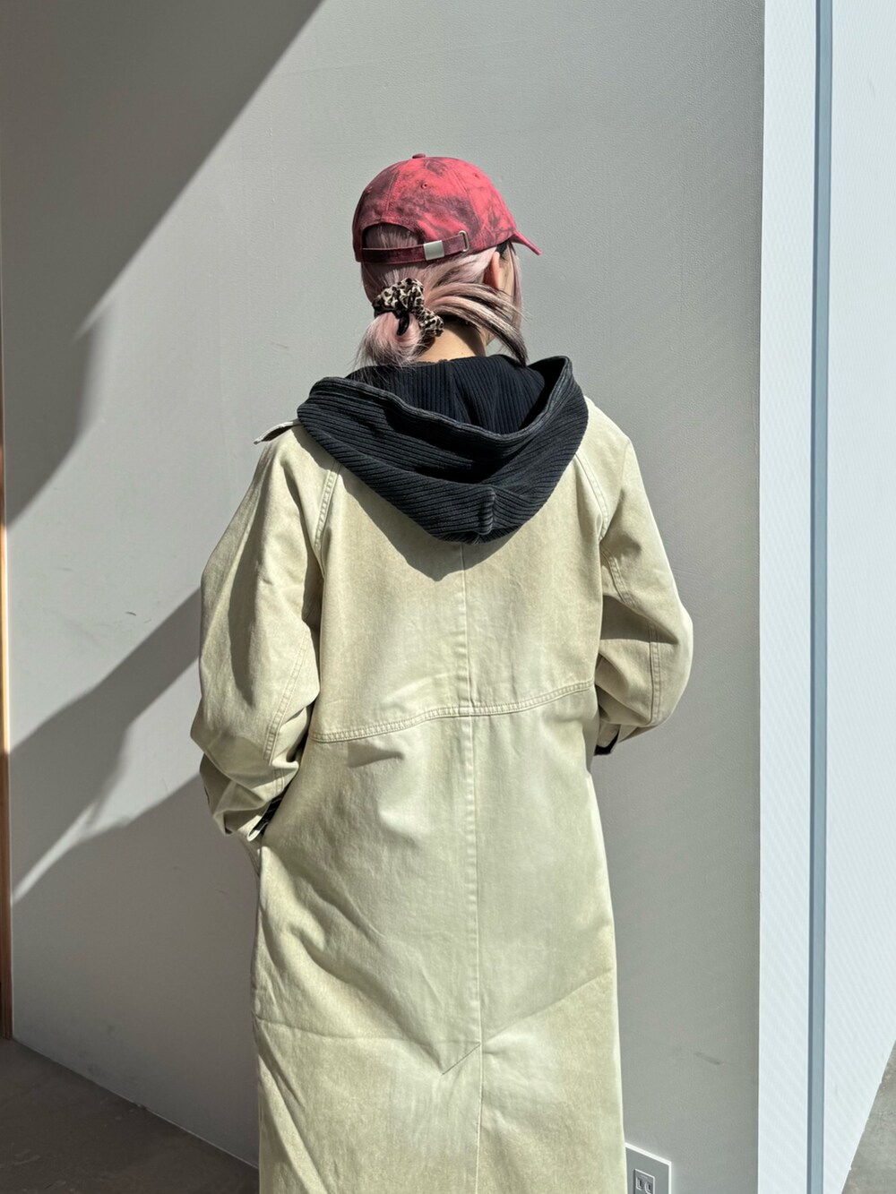 ブルー系のデニムパンツ、ブラック系のパーカー、ベージュ系のトレンチコートを着用したレディースの冬コーディネートの6枚目の写真