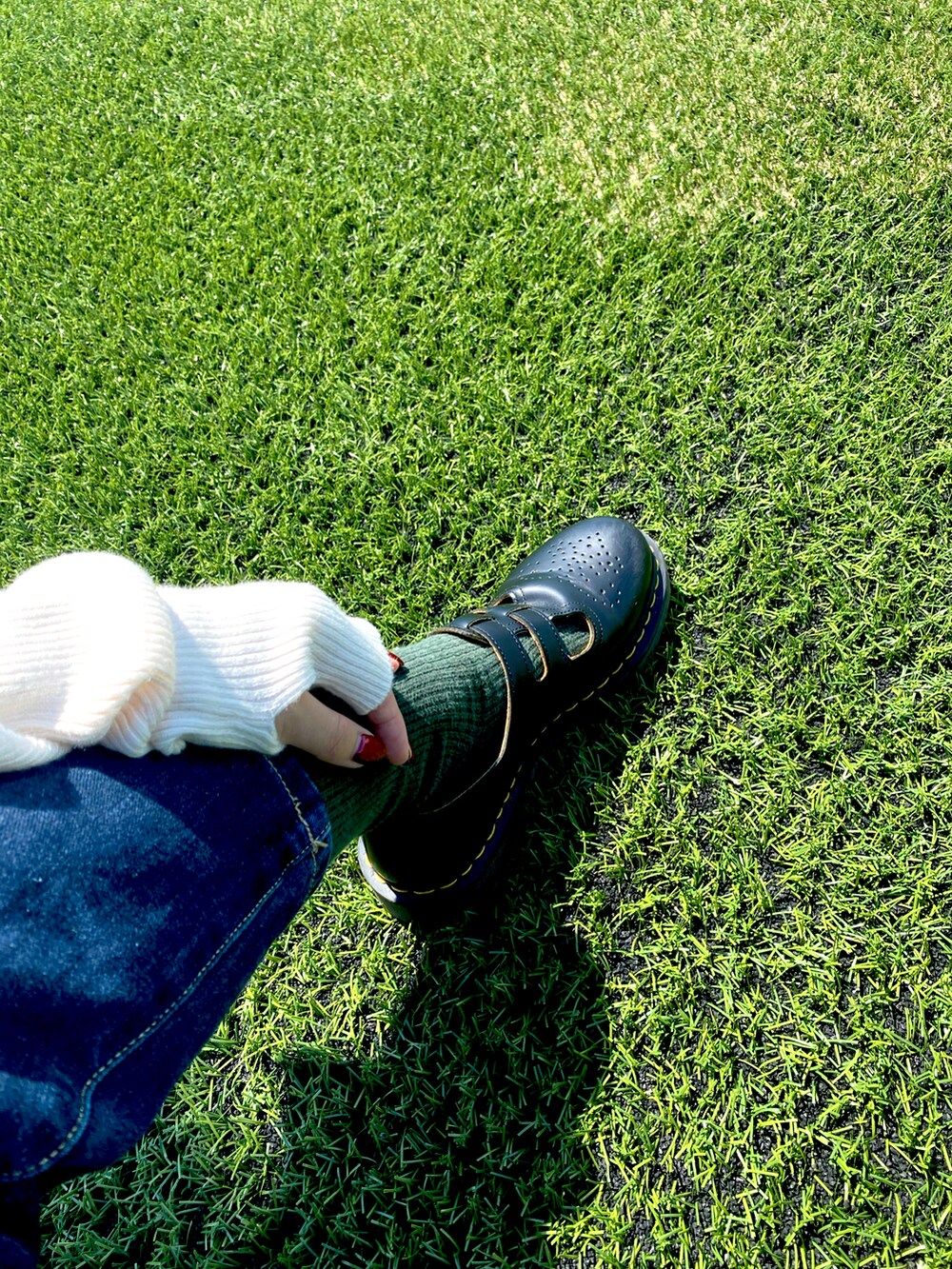 ホワイト系のTシャツ/カットソー、ホワイト系のニット/セーターを着用したレディースの秋コーディネートの2枚目の写真