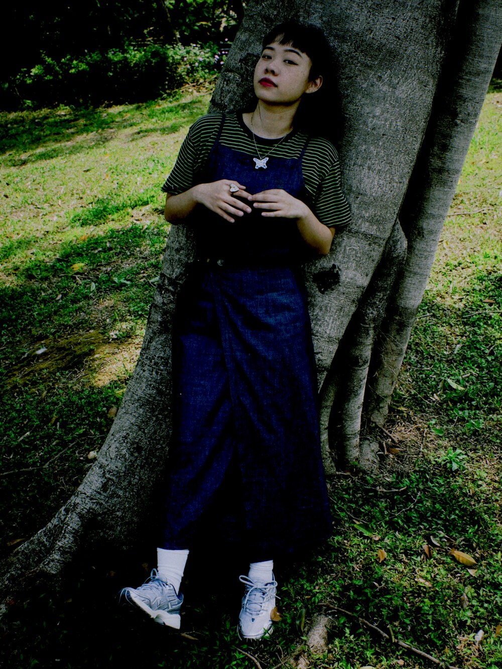 グレー系のエコバッグ/サブバッグ、シルバー系のスニーカー、ブルー系のワンピース/ドレスを着用したレディースの春コーディネートの2枚目の写真