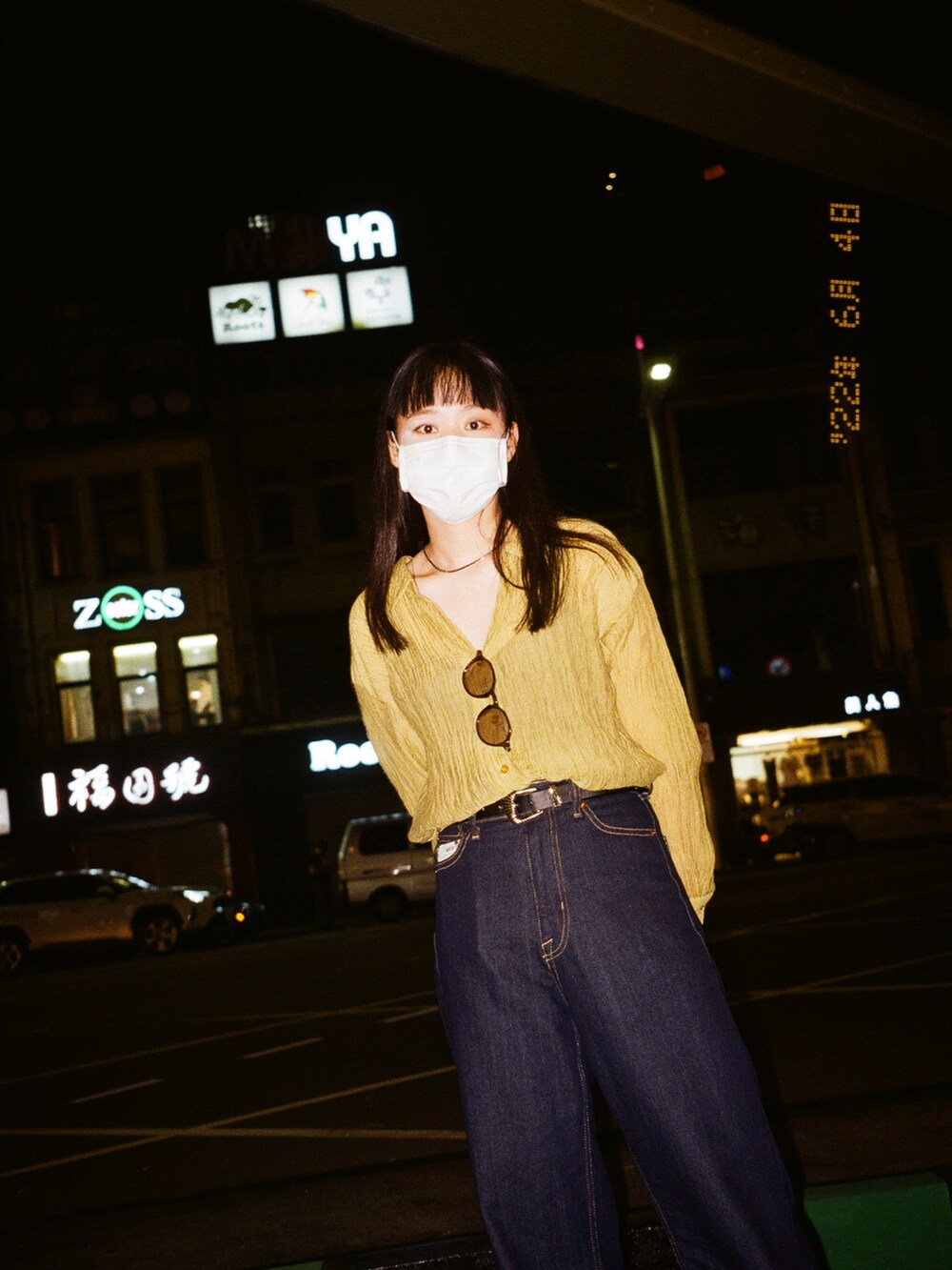 グリーン系のシャツ/ブラウス、ブラック系のデニムパンツ、ブラック系のローファーを着用したレディースの夏コーディネートの2枚目の写真