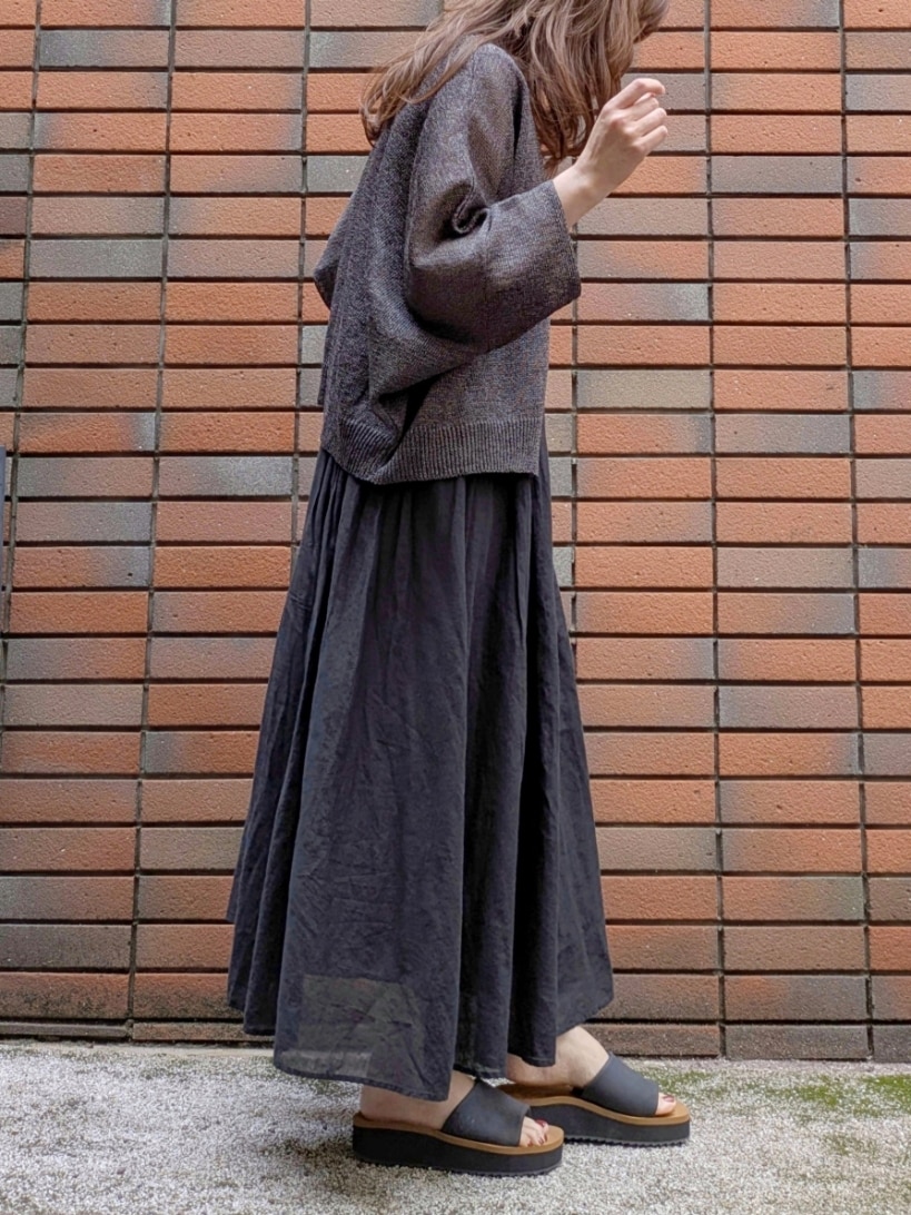 グレー系のその他トップス、ブラック系のワンピース、ブラック系のショルダーバッグを着用したレディースの春コーディネートの2枚目の写真