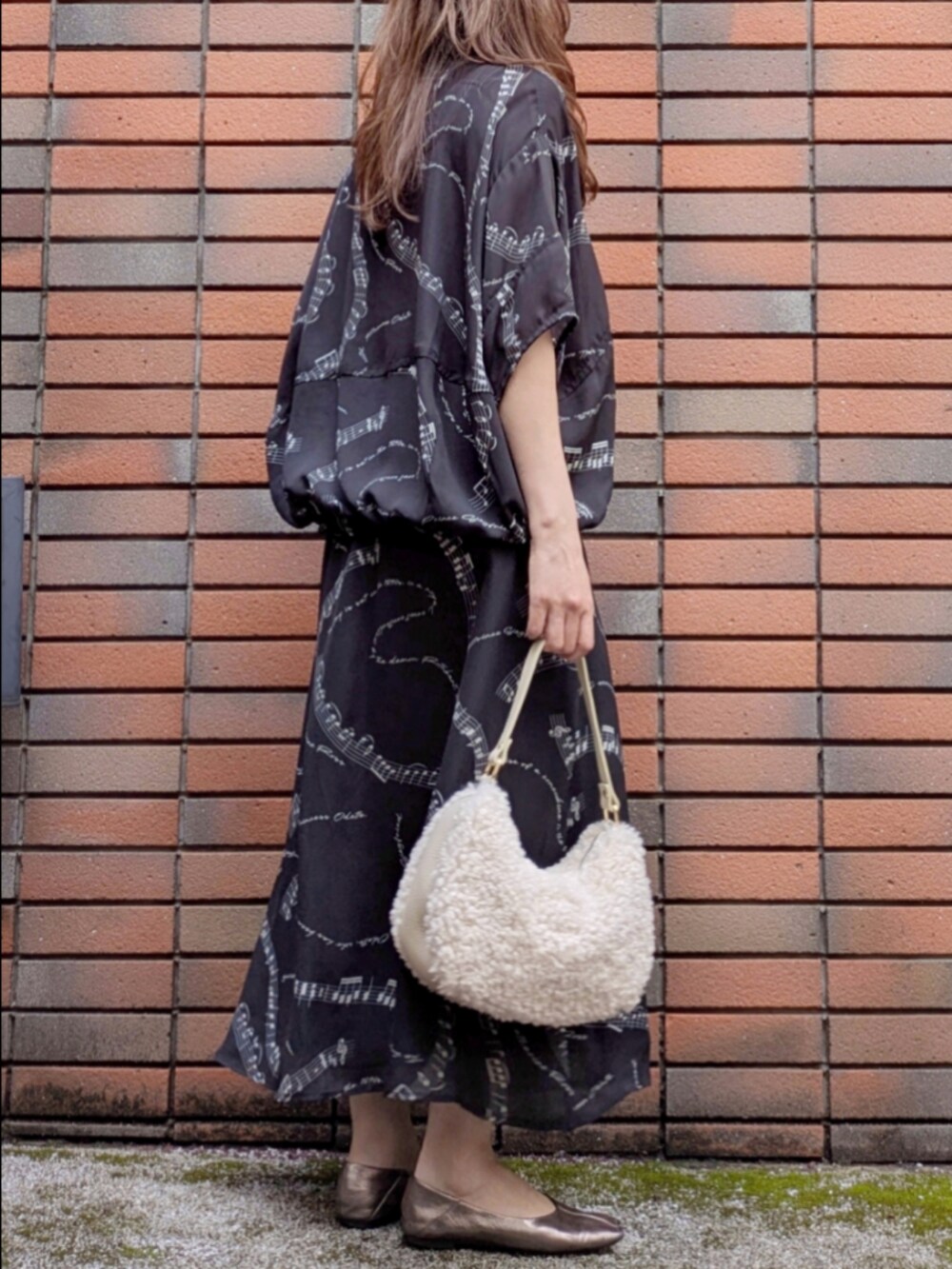 ブラック系のシャツ/ブラウス、ブラック系のスカート、ブラック系のタンクトップを着用したレディースの秋コーディネートの2枚目の写真